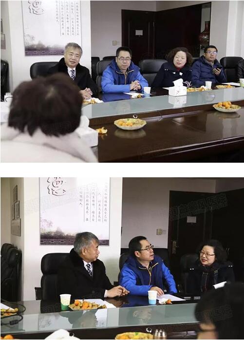 喻明江主任在会上与专家们交流